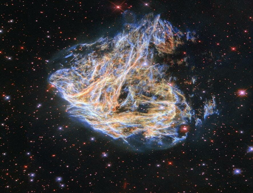 Телескоп Hubble сделал снимок удивительных «нитей» погибшей звезды