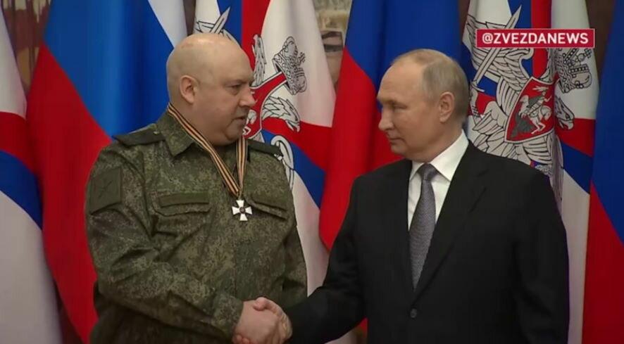 Президент посетил посетил штаб Южного военного округа и наградил генерала Суровикина