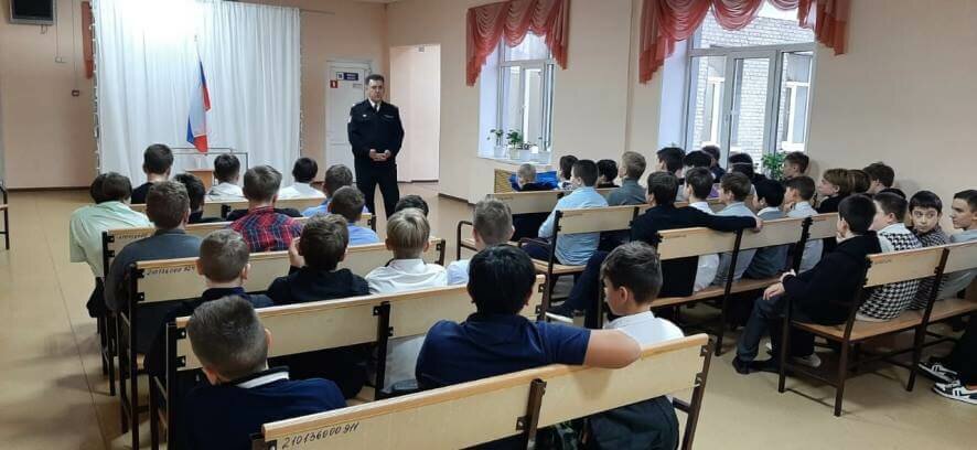 Военные моряки провели встречу с саратовскими школьниками