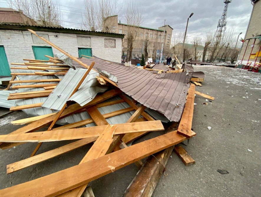 Сильный ветер в Чите сорвал крышу с училища и детского сада