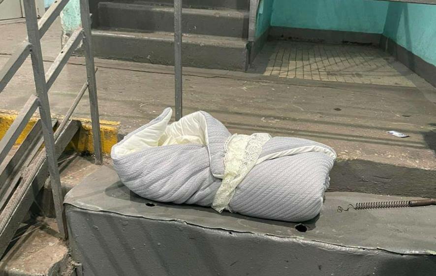 В Москве на лестнице в жилом доме обнаружен новорожденный ребенок
