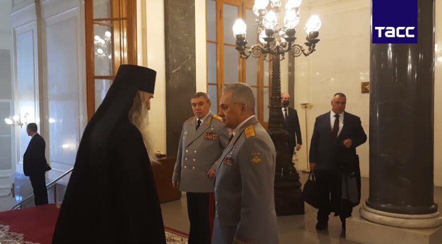 Шойгу и Герасимов в парадных мундирах прибыли на церемонию награждения Героев России