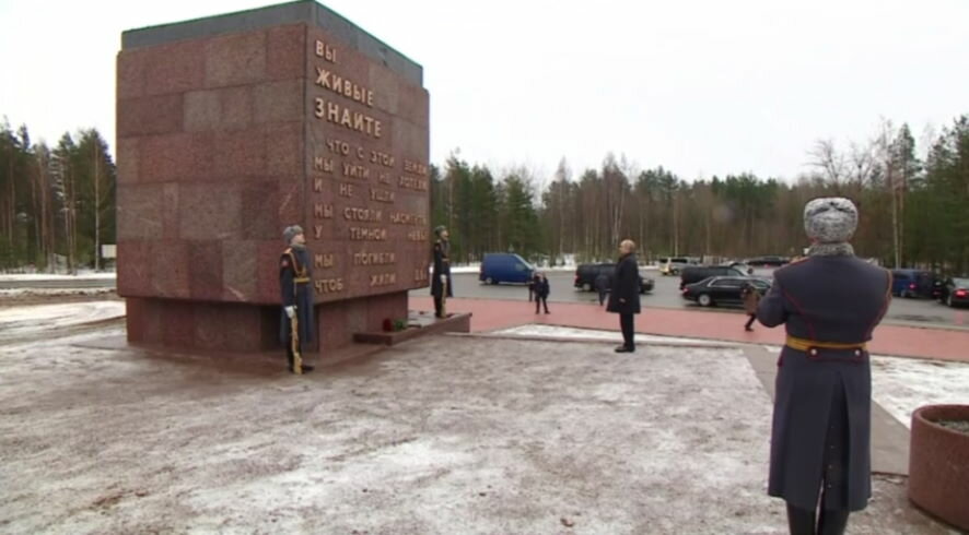 Владимир Путин возложил цветы к мемориалу «Рубежный камень» в Ленинградской области