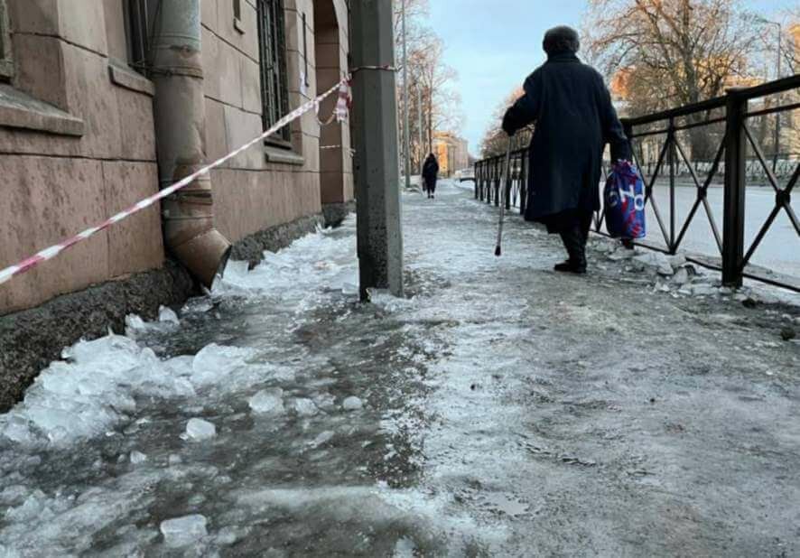 Снегопад в Петербурге продолжается 4 января. Комблаг вывел на улицы менее 400 спецмашин