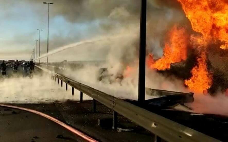 Огненный шквал посреди трассы: бензовоз столкнулся с грузовиком в Азербайджане