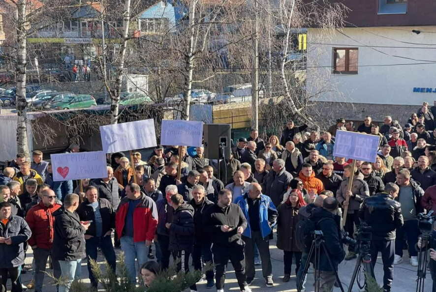 Сотни косовских сербов вышли на улицы с протестами после нападения на подростков в Штрпце