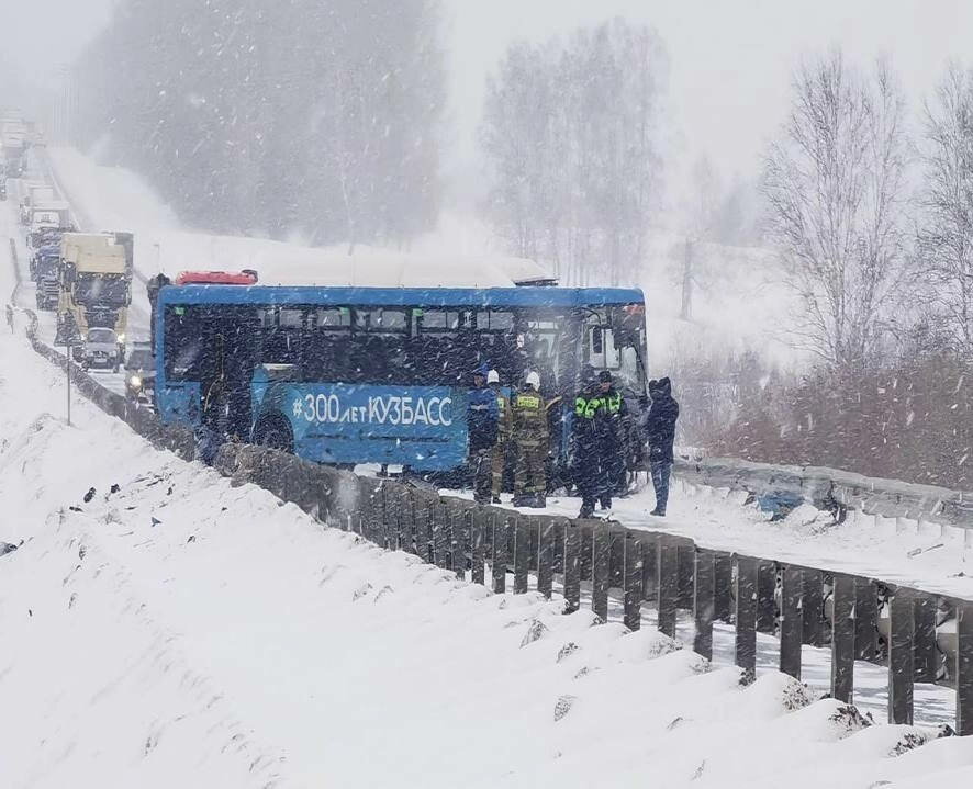 В ДТП с участием пассажирского автобуса в Кемеровской области погибли пять человек