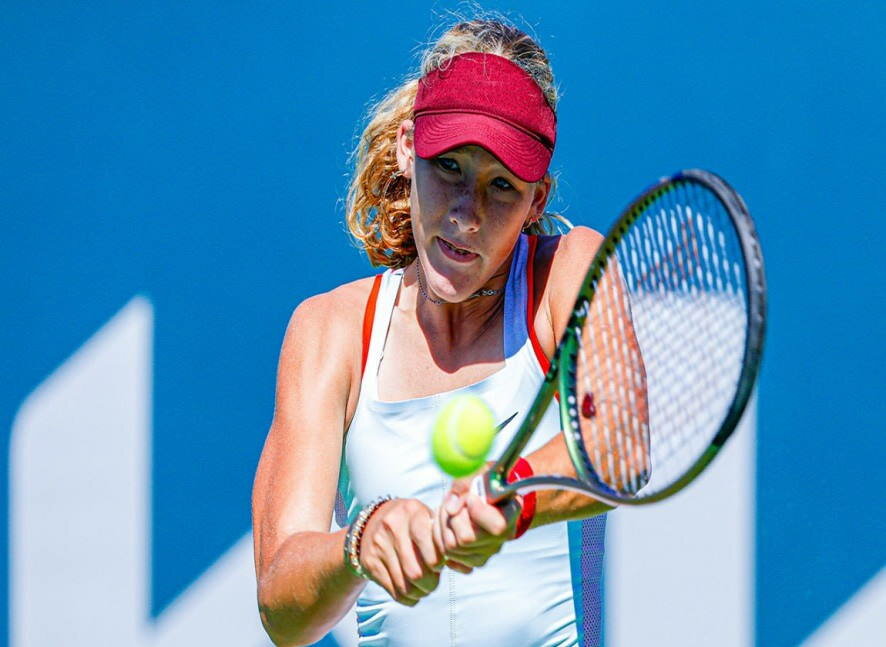 Россиянка Алина Корнеева обыграла соотечественницу Мирру Андрееву в финале юниорского Открытого чемпионата Австралии по теннису