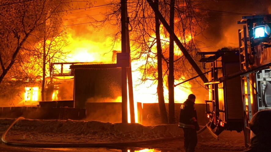 Авиация МЧС тушит серьёзный пожар на заводе в Москве