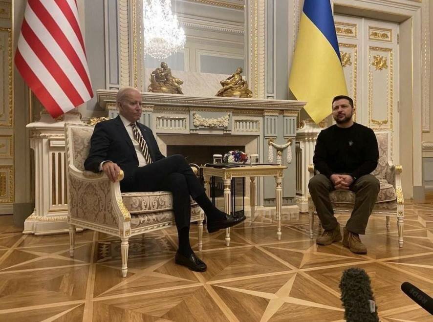 Зеленский заявил, что обсудил с Байденом в Киеве вопрос о дальнобойных вооружениях