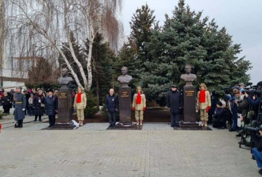 В Волгограде открыли памятник Сталину и поменяли въездные таблички на «Сталинград»