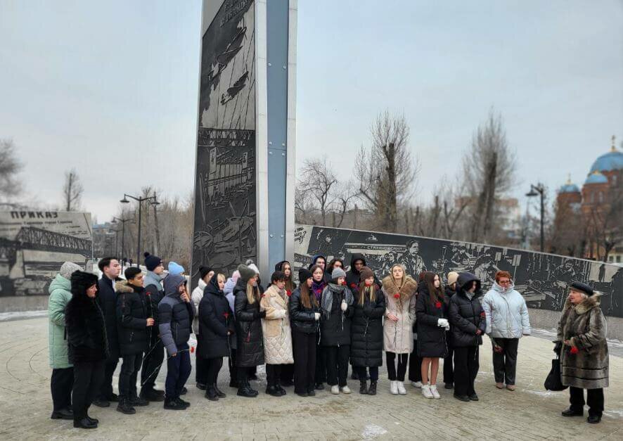 Саратовские общественники почтили память участников Сталинградской битвы у стелы «Город трудовой доблести»