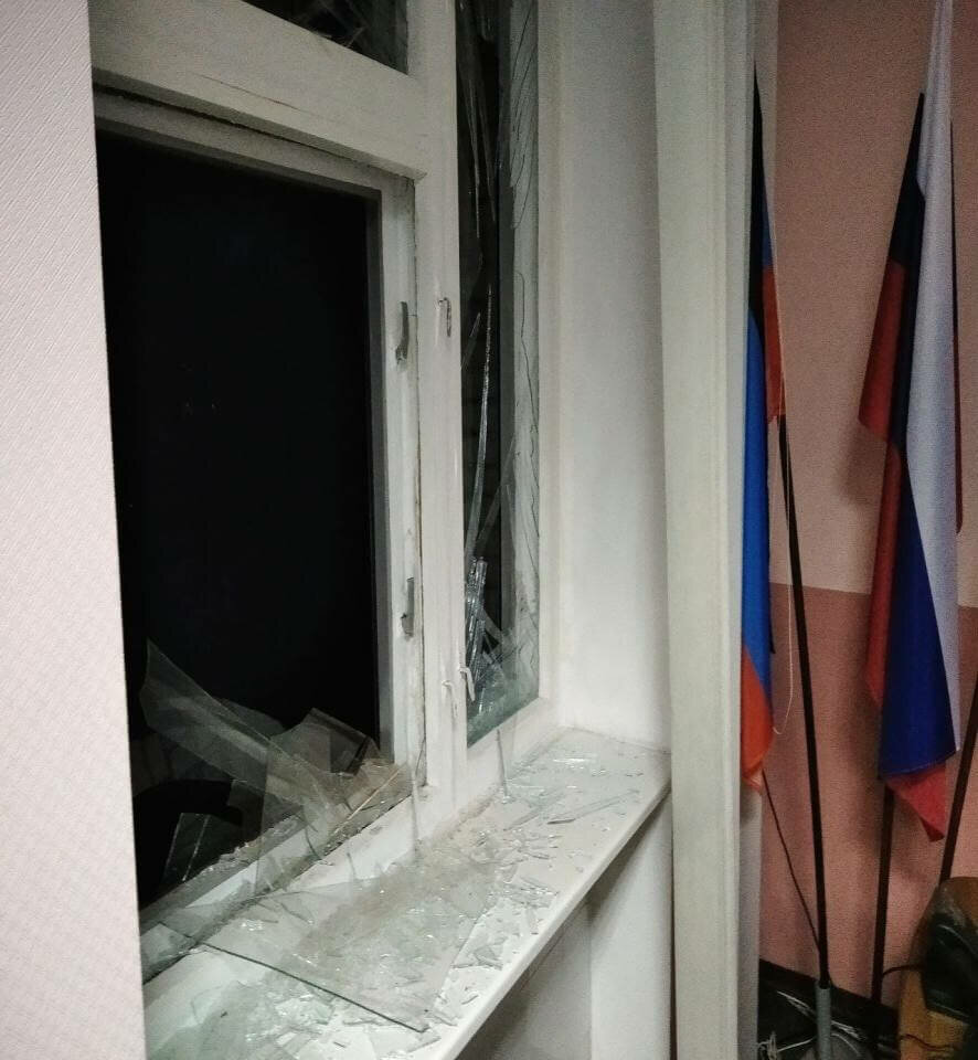Глава Ясиноватой показал свой кабинет, пострадавший в ходе обстрелов ВСУ