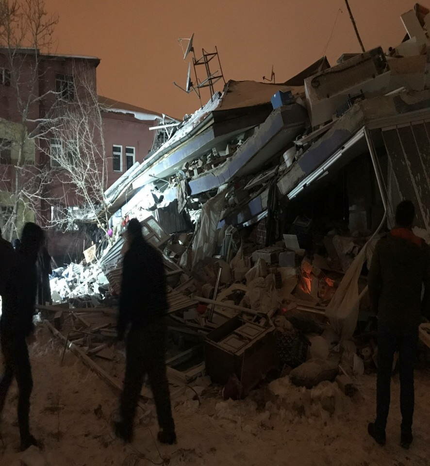 Российские спасатели вылетели в сторону Турции, чтобы помочь местным в эпицентре землетрясений