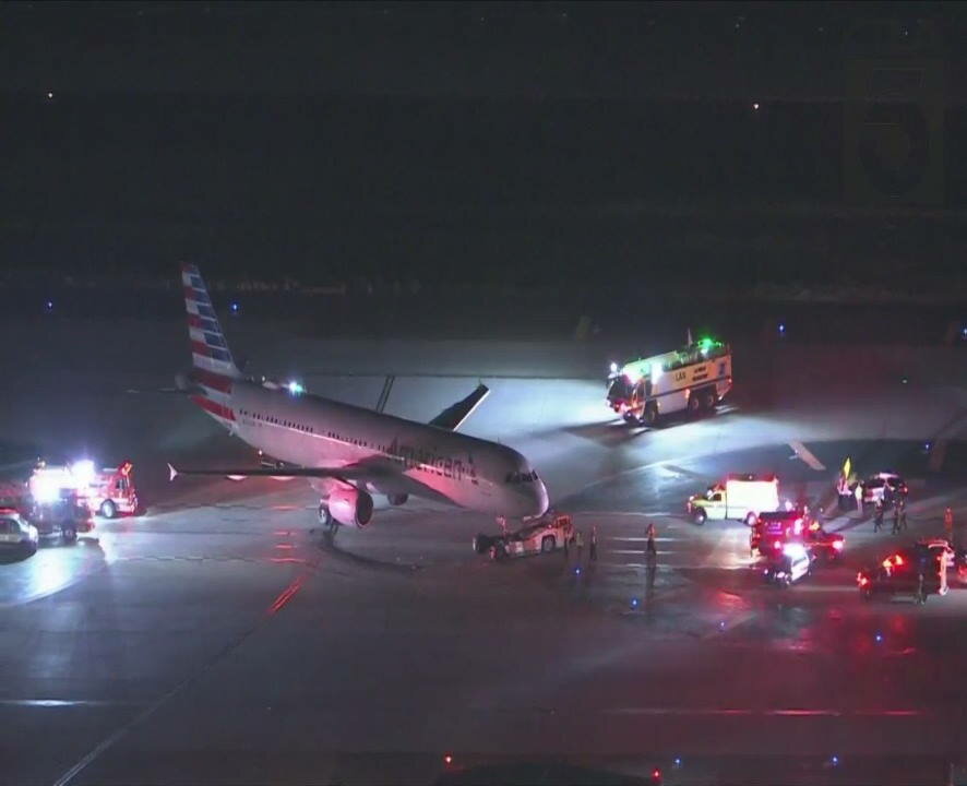 Самолет протаранил автобус в аэропорту Лос-Анджелеса