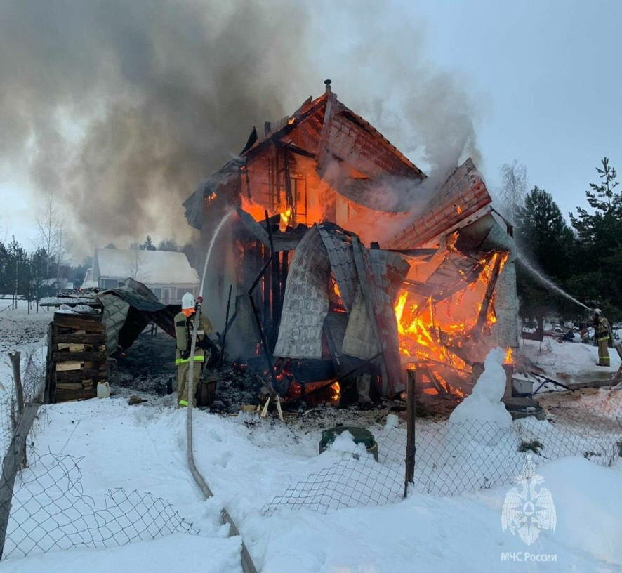 Четыре человека погибли при пожаре в частном доме в Татарстане