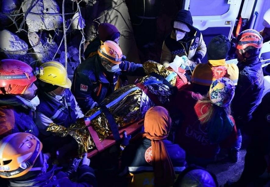 В Турции 40-летнюю женщину спасли спустя 7 суток нахождения под завалами