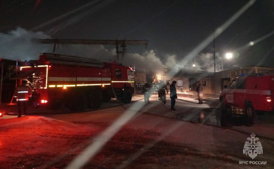 В Саратове огнеборцы ликвидировали пожар площадью 350 кв. метров