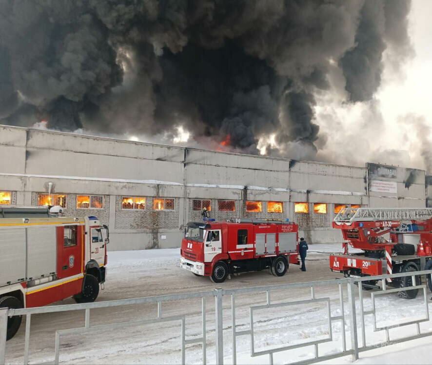 В Красноярске идёт борьба с огнем в складском здании