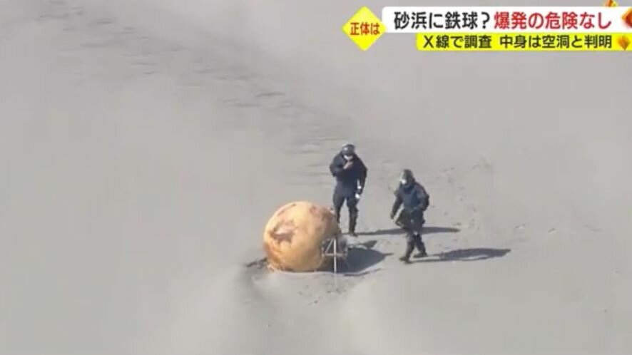 Таинственный металлический шар выбросило на пляж в Японии