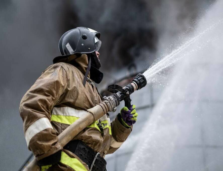 Из горящего дома в Барнауле пожарные спасли 10 человек