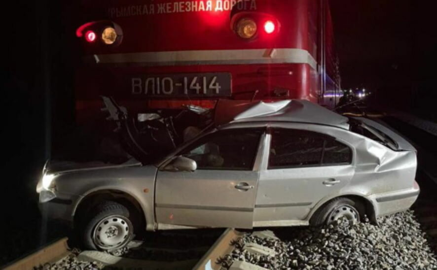 При столкновении поезда и легковушки в Крыму погибли 4 человека