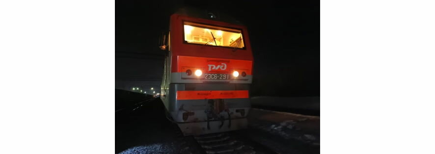 В Новосибирске грузовой поезд в составе 44 груженных щебнем вагонов столкнулся с электровозом