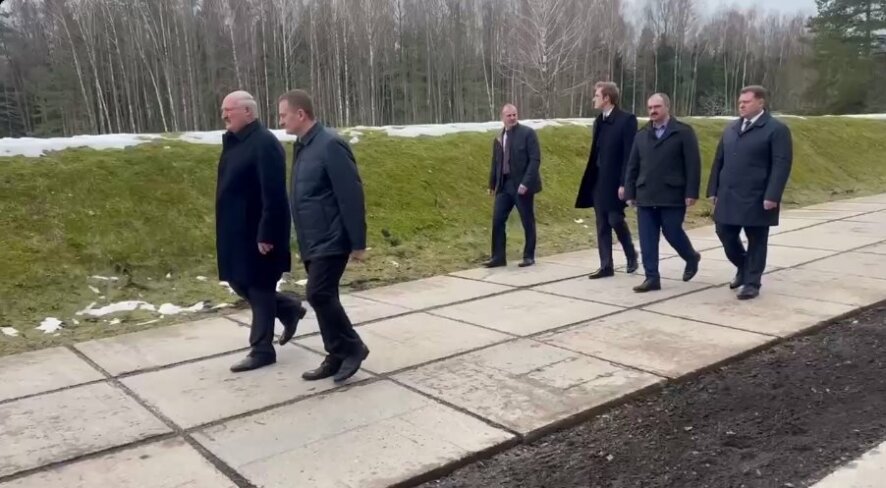Президент Белоруссии Александр Лукашенко посетил музей в Хатыни