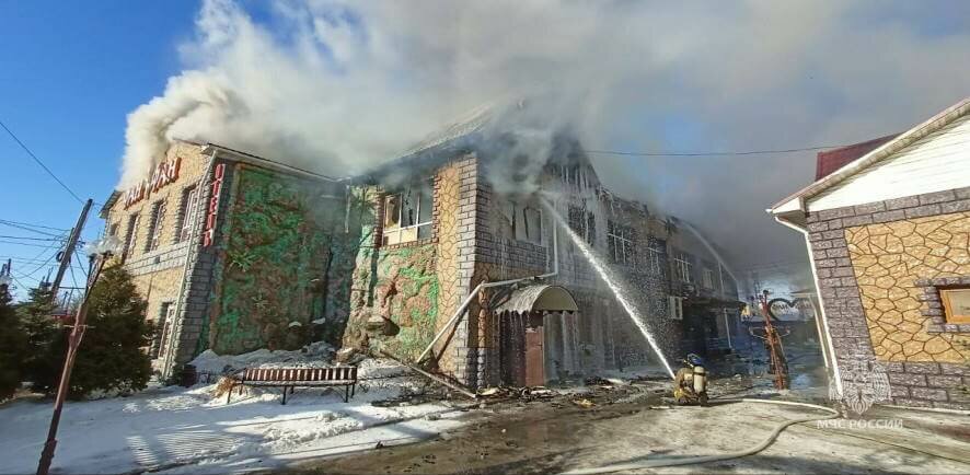 Омские пожарные ликвидируют пожар в ресторанно-гостиничном комплексе