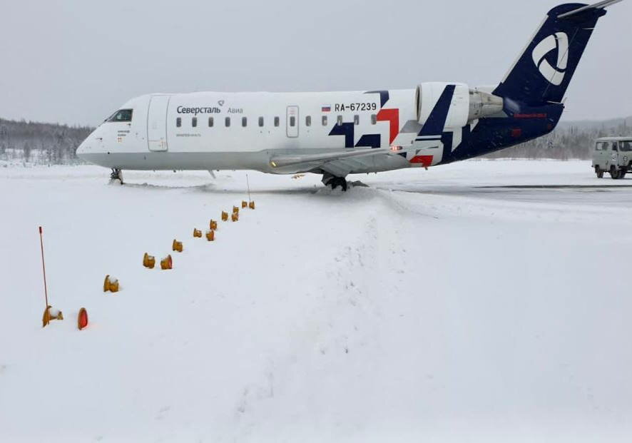 Самолет выкатился за пределы взлетной-посадочной полосы в аэропорту Мурманска