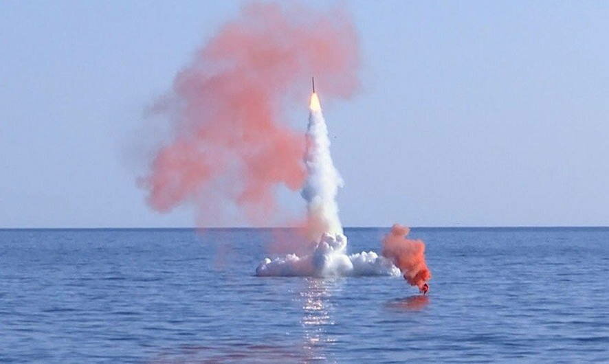 Ракетами «Калибр» могут оснастить все российские подлодки, заявил главком ВМФ Евменов