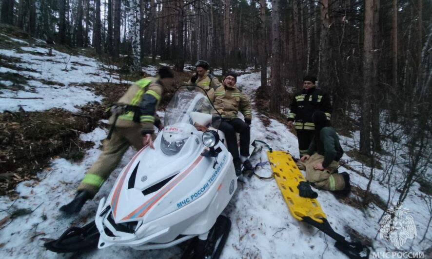 Спасатели МЧС России эвакуировали пострадавшего из горной местности