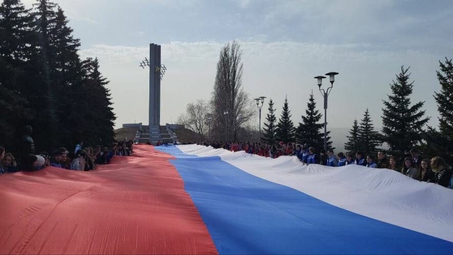 Саратовская молодежь развернула 60-метровый флаг России