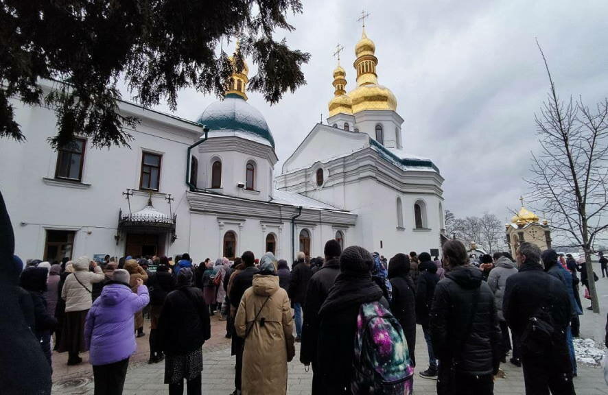 С самого утра сотни верующих Украинской православной церкви собрались на молитву в Киево-Печерской лавре
