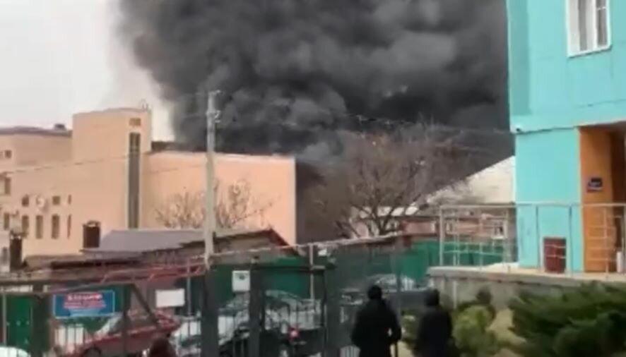 В результате пожара на складских помещениях погранслужбы ФСБ по Ростовской области есть пострадавшие