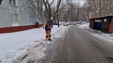 Дорожные службы Саратова и Энгельса начали обработку улиц после первого снега