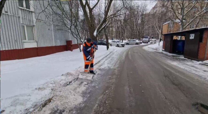 Городские службы ликвидируют последствия снегопада