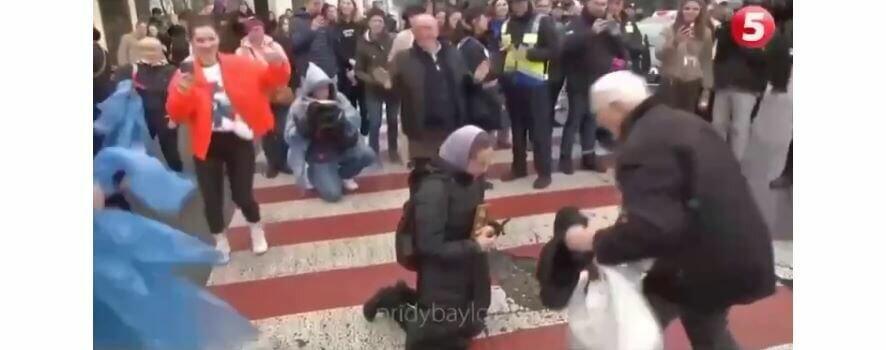 Захарова — об окружении беснующимися молящейся у Лавры женщины:  День дурака прошёл в Киеве с размахом