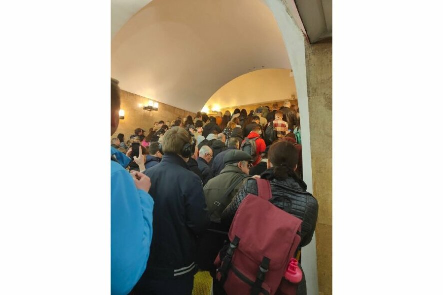 Вечером будет хуже: станция метро «Выборгская» не справилась с наплывом пассажиров