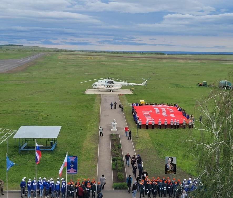 Пилотажная группа Русских авиационных гонок доставила в Саратов точную копию Знамени Победы