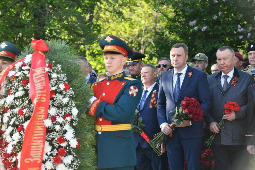 Перед Днём Победы, прошло традиционное возложение цветов к Мемориалу защитникам Отечества на Воскресенском кладбище Саратова