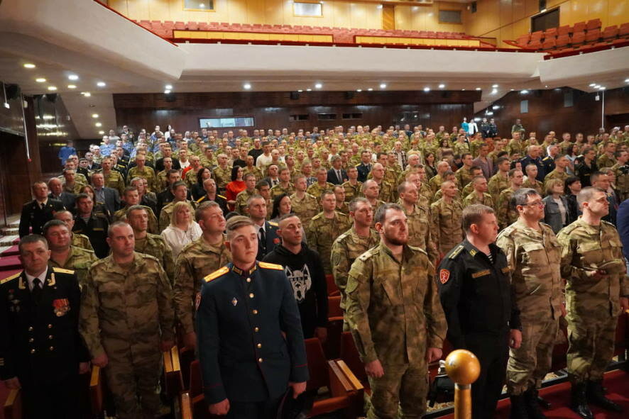 В Керчи поздравили бригаду особого назначения, охраняющую Крымский мост