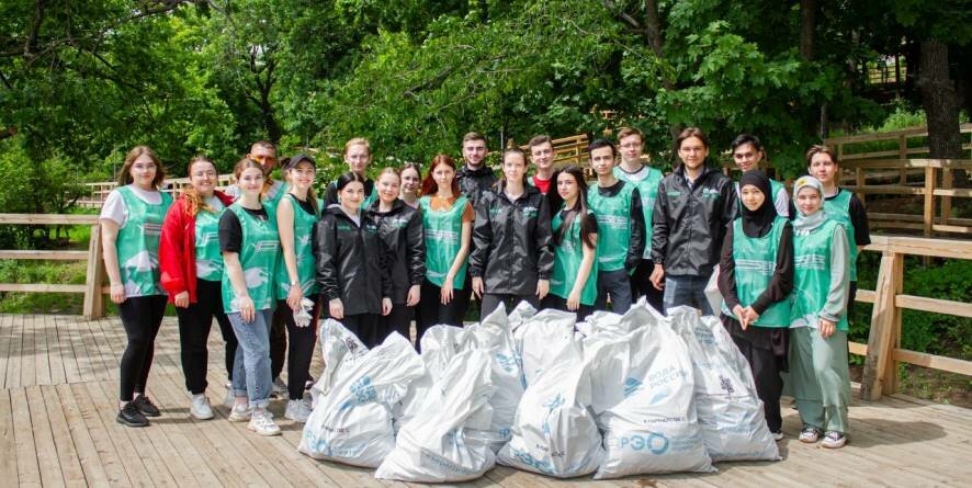 Студенты СГЮА вывезли с пруда Семхоз 30 мешков мусора