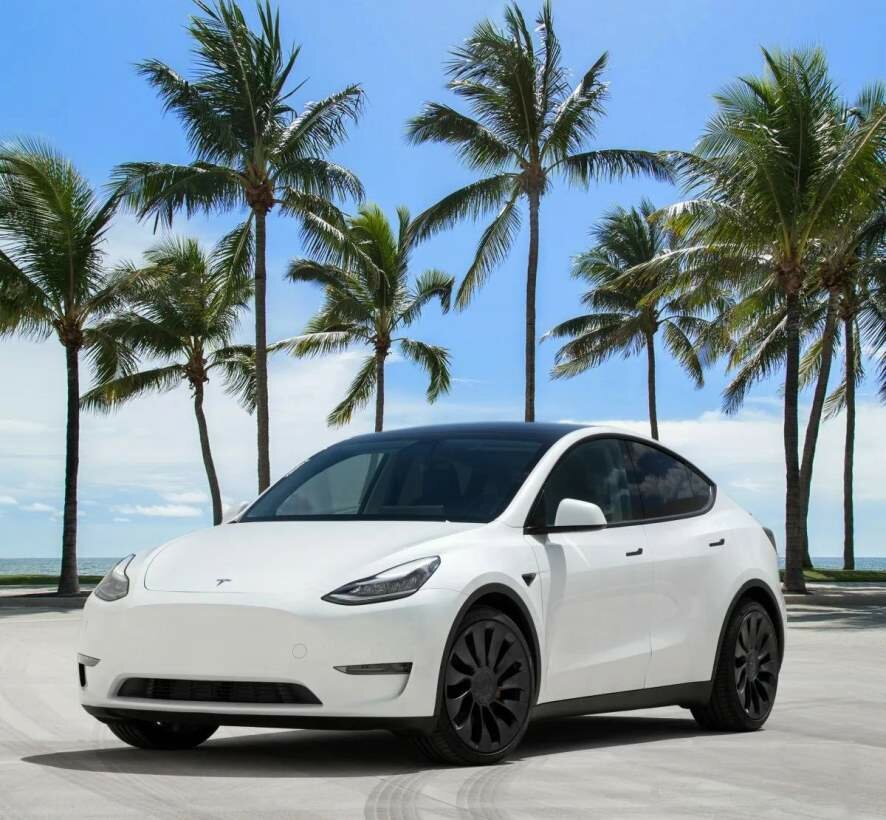 Летом Tesla представит беспилотное такси