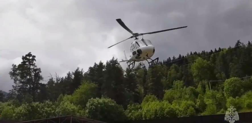 Спасатели МЧС России эвакуировали с гор Кабардино-Балкарии на вертолете трех пострадавших