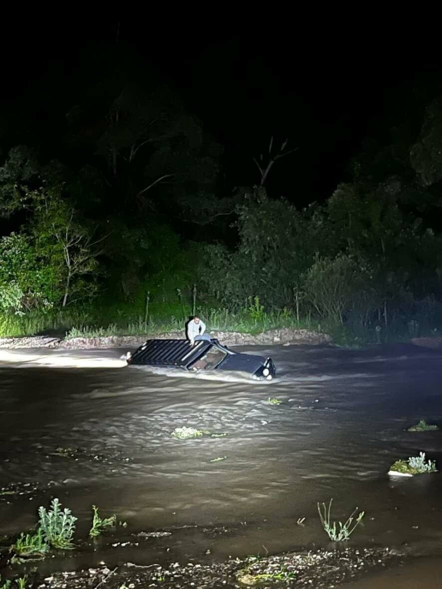 Мужчина на автомобиле упал в бурную реку в Крыму