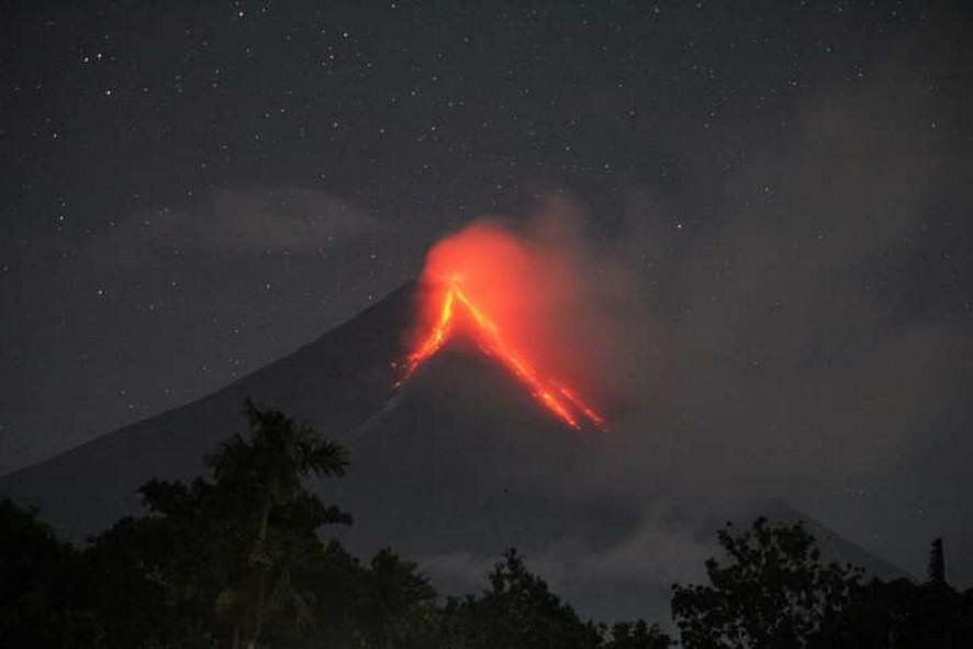 Мощное извержение вулкана Марапи началось на западе Индонезии на острове Суматра