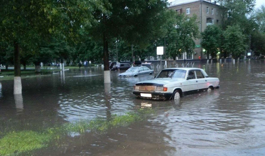 В Коломне в результате непогоды затопило улицы и машины