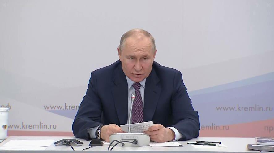 Владимир Путин прибыл с двухдневной поездкой во Владивосток для участия в ВЭФ