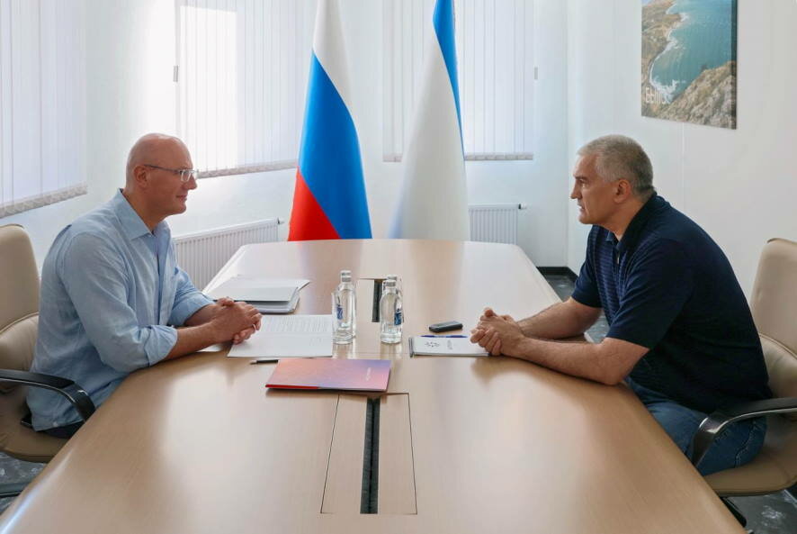 Вице-премьер Дмитрий Чернышенко встретился с главой Крыма Сергеем Аксеновым
